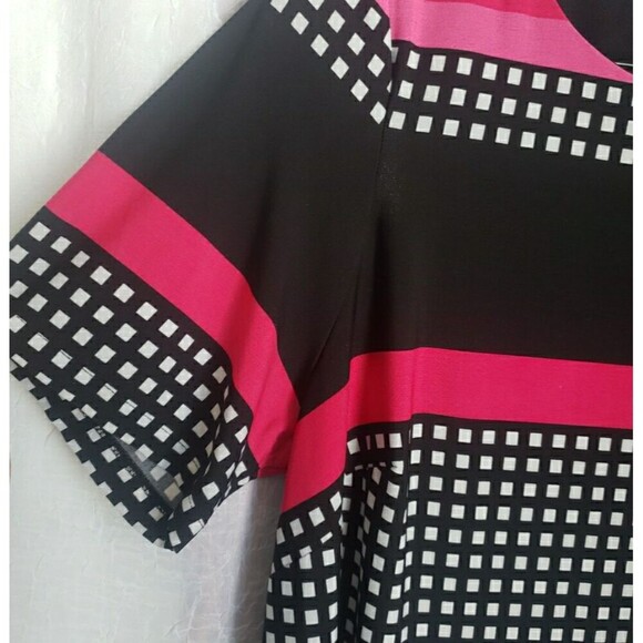 Catherines Women's 0X Multicolor Geometric Pattern Dress Short Sleeve Black Pink - Picture 5 of 9